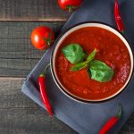 Sopa de tomate fresco, albahaca y canela