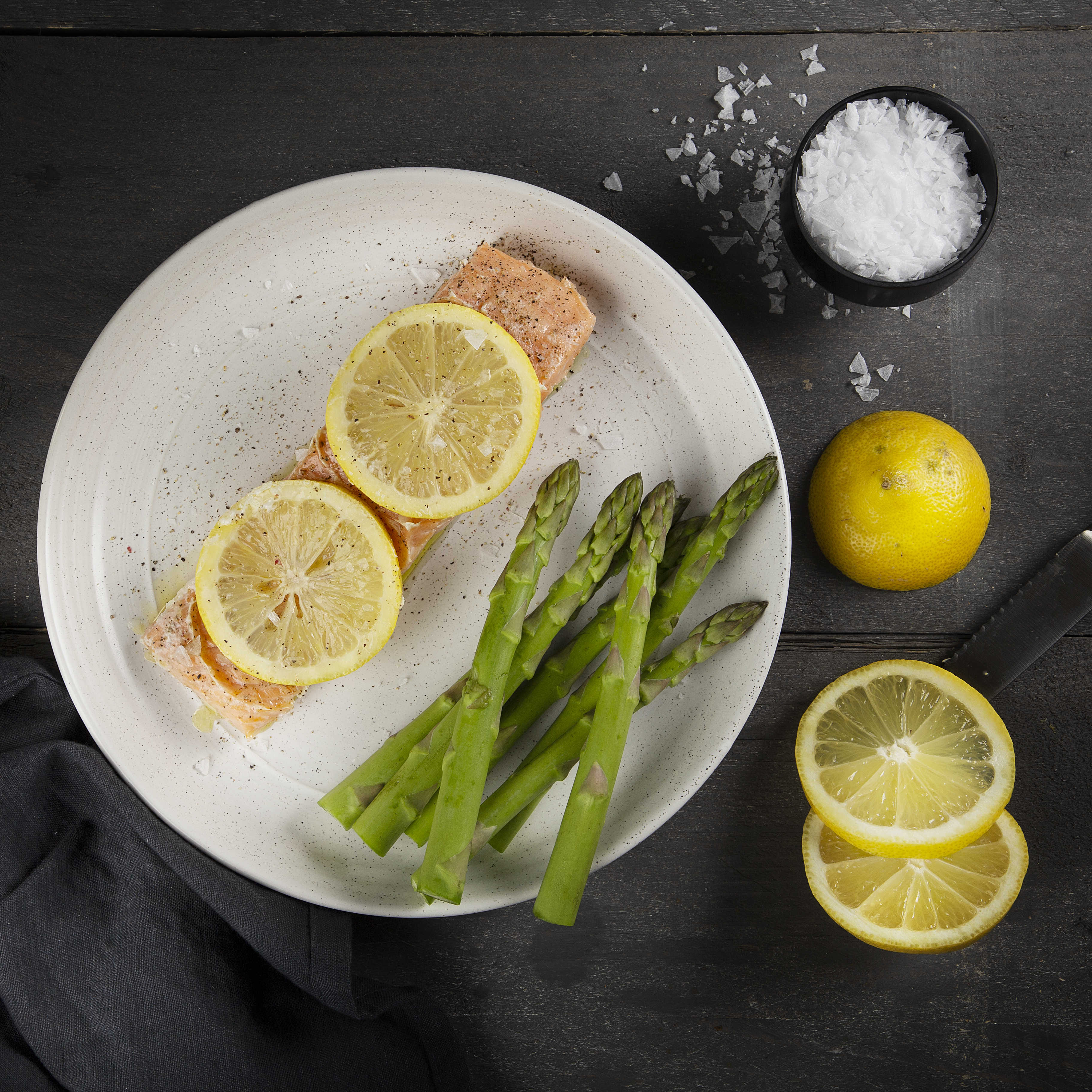 Salmone agli agrumi e timo in cartoccio preparato con la friggitrice ad